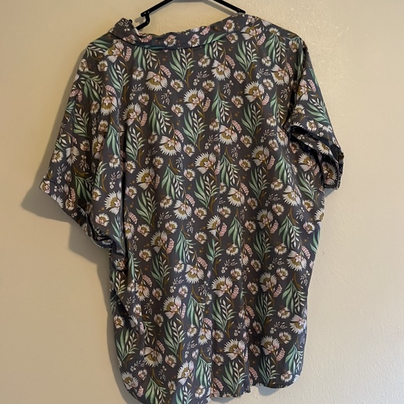 Universal Threads Vintage inspired short sleeve button up - Picture 3 of 4